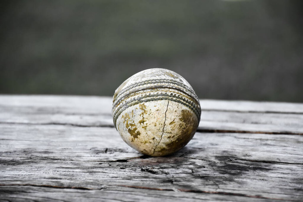 Nahaufnahme von alten Leder Cricketball, - Foto, Bild
