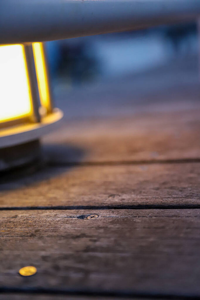 Rozmyte tło samotnej lampy nastroju na chodniku nocnym - Zdjęcie, obraz