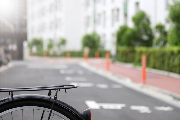 Фон размыт. Велосипеды, припаркованные перед квартирами в Японии. - Фото, изображение
