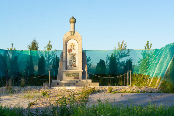 Μνημείο στην περιοχή Tver στο σημείο του θανάτου του Γενικού Διευθυντή και συνιδιοκτήτη της "Πρώτης Αποστολής" Yevgeny Firsov, ο οποίος πέθανε σε αυτοκινητιστικό δυστύχημα κατά τη διάρκεια αγωνιστικών δοκιμών ενός νέου αυτοκινήτου ράλι. - Φωτογραφία, εικόνα