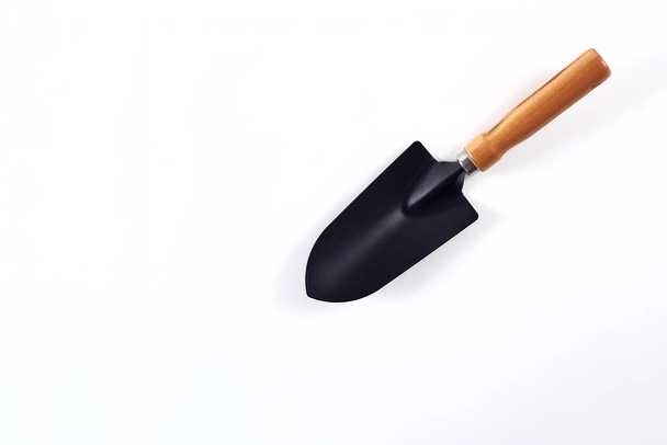 Металлические лопаты для садового оборудования на белом фоне - Фото, изображение