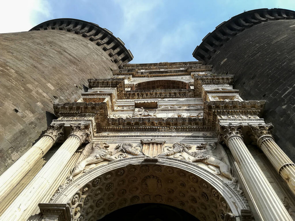 Ingresso trionfale dell'arco di Castel Nuovo, castello medievale a Napoli. - Foto, immagini