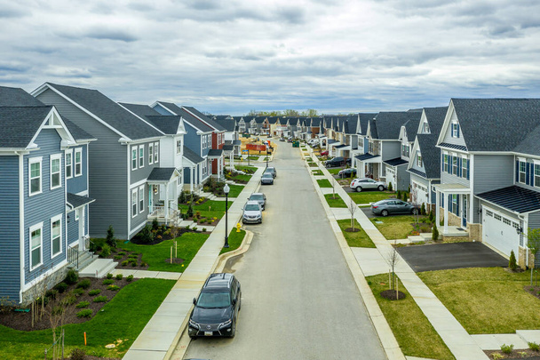 Luchtfoto van een nieuwe buurt straat omzoomd met eengezinswoningen in de VS - Foto, afbeelding