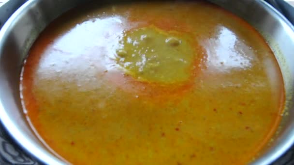 Primer plano de hervir la sopa de curry para fideos de arroz. Tailandia alimentos - Metraje, vídeo