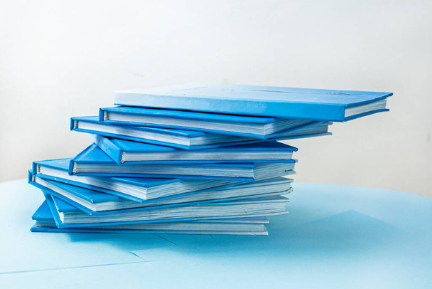 modré učebnice na modrém pozadí, horizontální - Fotografie, Obrázek