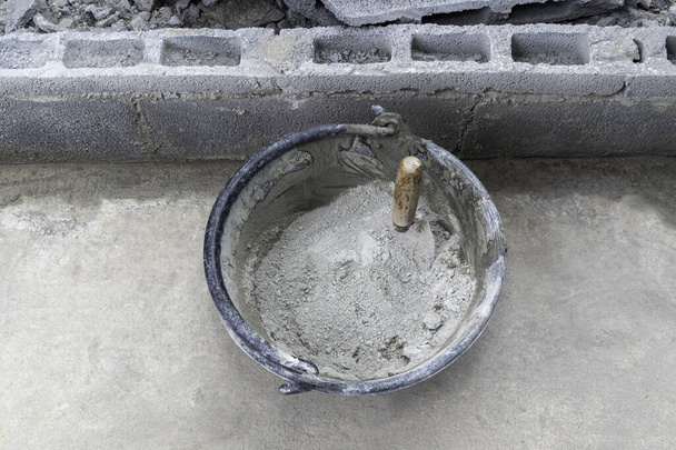 cimento pronto-misturado no balde está pronto para alvenaria. - Foto, Imagem