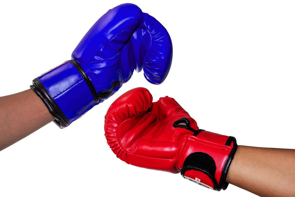 Boxers vestindo luvas vermelhas e azuis se tocam como uma saudação. - Foto, Imagem