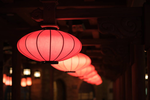 una fila di lanterne rosse tradizionali cinesi nella notte buia - Foto, immagini
