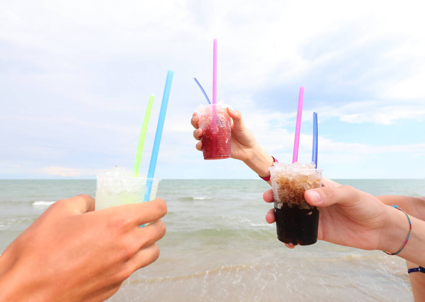 Impreza z trzema osobami na plaży w lecie - Zdjęcie, obraz
