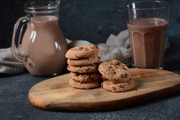 Chocolate chip cookies  with glass of tasty chocolate milk  - Foto, immagini