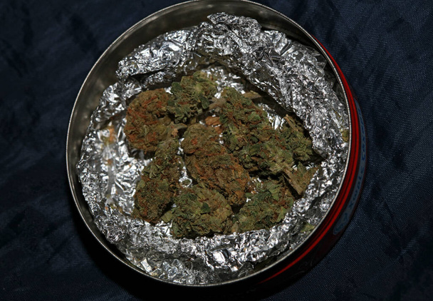 Esrar tomurcukları tıbbi marihuana süper limon dumanı yüksek kaliteli modern baskı - Fotoğraf, Görsel