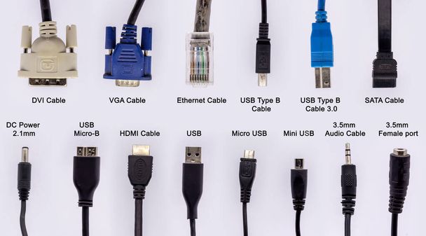 kable komputerowe z różnymi złączami dla sieci i połączenia danych izolowane na białym tle. - Zdjęcie, obraz