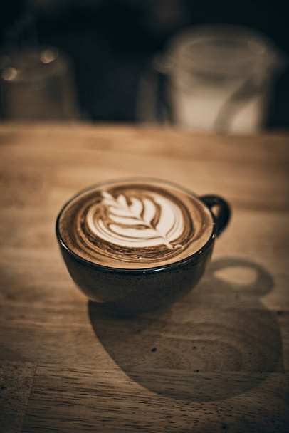 Selective focus cup of hot latte art coffee,focus at white foam - Foto, Bild