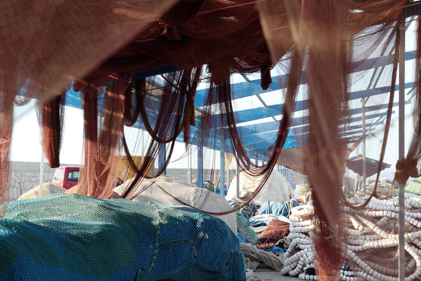 Foco e borrão de redes de pesca, bóias e equipamento, fotografia de texturas marinhas - Foto, Imagem