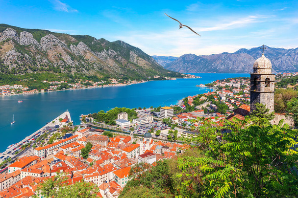 Blick auf die Bucht von Kotor, die Kirche Unserer Lieben Frau von Remedy und die Dächer der Altstadt, Montenegro. - Foto, Bild