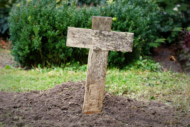 jednoduchý levný dřevěný kříž na hrobě žebráků - Fotografie, Obrázek