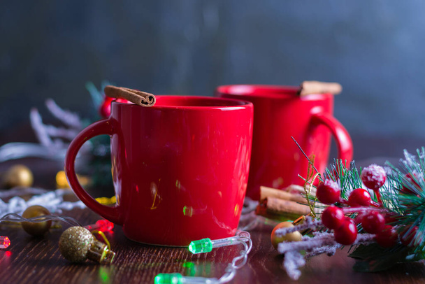 赤のカップにシナモンとおいしいマルチワインアルコール暖かい飲み物。クリスマスの期待の概念 - 写真・画像