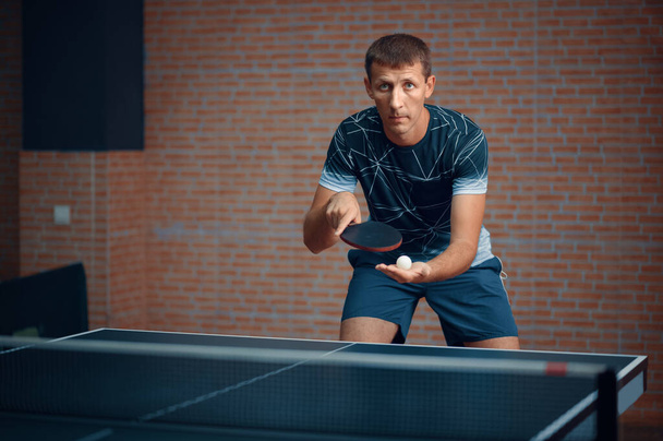 Hombre jugar tenis de mesa, jugador de ping pong masculino - Foto, imagen