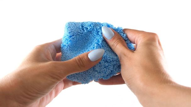 Les mains féminines sont moulées à partir de plasticine bleue multicolore légère et aérée, développant des activités pour les enfants. - Photo, image