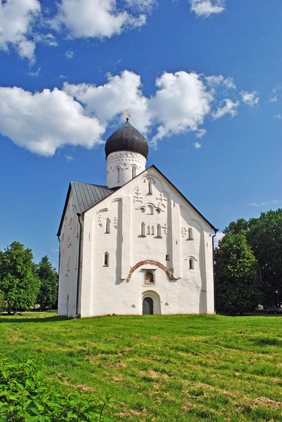 青空の下でロシア正教会 - 写真・画像