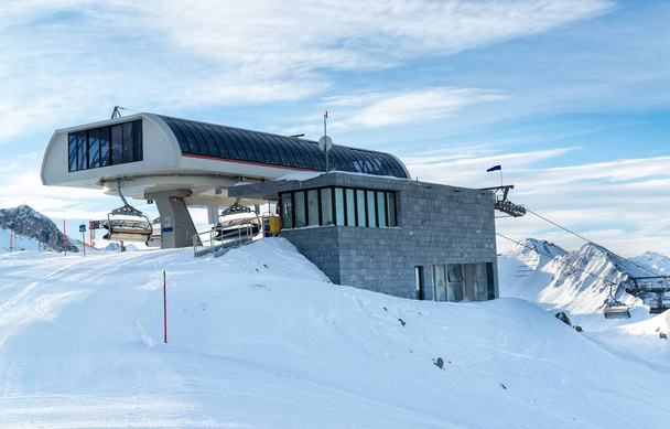 Avusturya 'nın Ischgl kayak merkezindeki Kayak Kaldırma İstasyonu. - Fotoğraf, Görsel