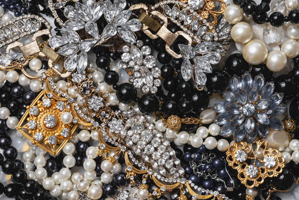 Klejnot ustawiony. Piękna biżuteria moda z cennymi błyszczącymi kamieniami, perłami i diamentami dla kobiet. Wiele tła biżuterii z żółtego i białego złota - Zdjęcie, obraz