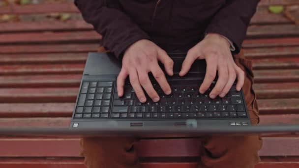 Close-up Moving Macro Shot: Persona escribiendo en el teclado del ordenador. Trabajar, Escribir Emails, Usar Internet. Cuaderno que miente en la tableta, día soleado brillante en el fondo - Metraje, vídeo