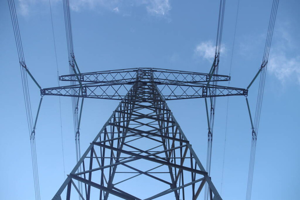  Elektrické vedení na vysokých ocelových věžích Tennetu v Nieuwerkerk aan den Ithe sel v ranní mlze - Fotografie, Obrázek