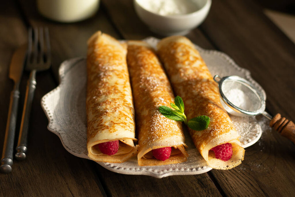 Russian pancakes with raspberry - Foto, Imagen