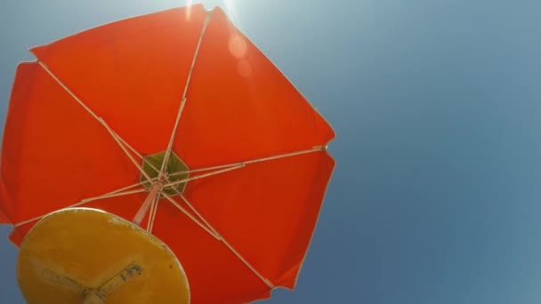 Spód pomarańczowego parasola. - Materiał filmowy, wideo