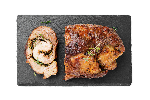 Sült sertéshús tekercs fehér alapon izolált fűszernövényekkel és fűszerekkel - Fotó, kép