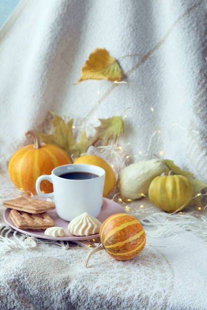 Uma xícara de café, merengues, abóboras, folhas, um cobertor quente no peitoril da janela, o conceito de conforto em casa, relaxamento, solidão, Ação de Graças, temporada de outono - Foto, Imagem