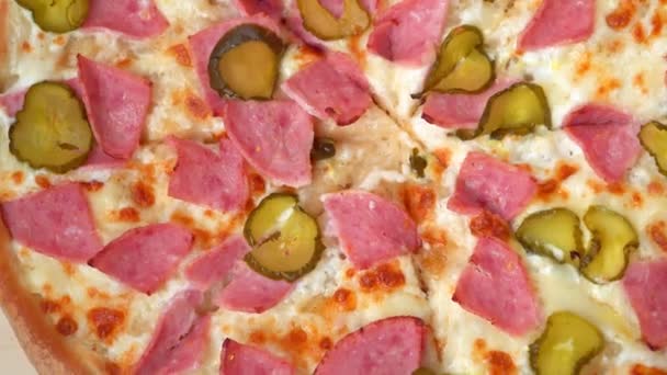 Zamykamy pizzę. obracająca się gorąca pizza - Materiał filmowy, wideo
