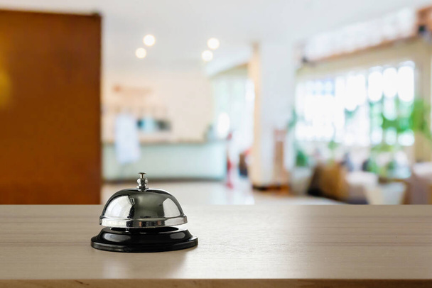 Hotel service bell on wood counter background - Foto, afbeelding