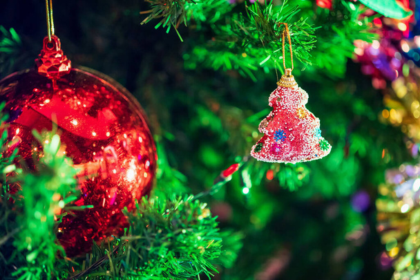 Natale decorato bagattelle su abete Capodanno vacanze sfondo - Foto, immagini