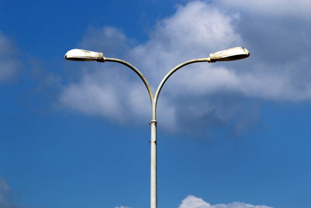 дизайн фонаря для уличного освещения в большом городе Израиля  - Фото, изображение