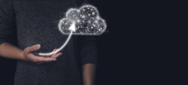 Cloud Computing Storage Data Share Concept. Mano tenuta icona freccia e basso poli nube geometrica - Foto, immagini