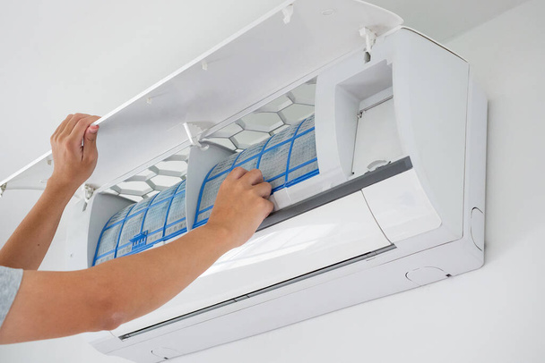 Mann Hand halten Klimaanlage Filter Reinigungskonzept - Foto, Bild
