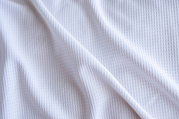 Άσπρα αθλητικά ρούχα ύφασμα ποδόσφαιρο πουκάμισο φανέλα υφή αφηρημένο φόντο - Φωτογραφία, εικόνα
