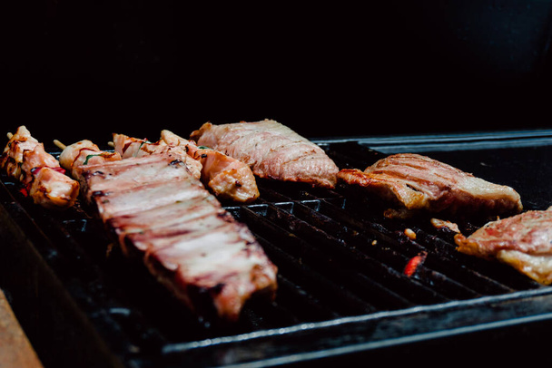 Selective focus. Skewer of chicken with pieces of red and green peppers, pork rib in a barbecue. Food. Life Style. - Fotoğraf, Görsel