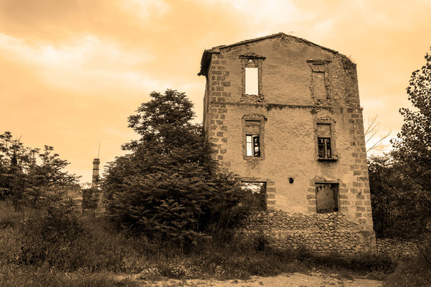 Стара покинута фабрика в річці Алкой (Аліканте, Іспанія).. - Фото, зображення