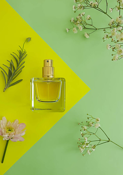 flor de perfume botella sobre un fondo de color - Foto, imagen