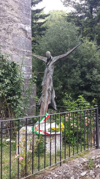 Sant 'Anna di Stazzema, pieni kylä Luccan maakunnassa, surullisen kuuluisa armottomasta natsien joukkomurhasta 12. elokuuta 1944, jossa yli 300 ihmistä menetti henkensä.. - Valokuva, kuva