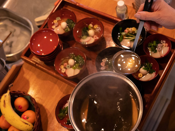 日本の伝統的な新年の夕食のために設定されているテーブル - 写真・画像