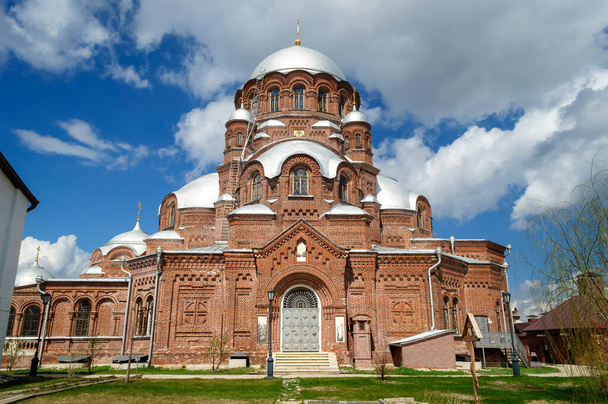 Kathedraal Van de icoon van de moeder van God van alle Smarten Vreugde in St. John de Doper Sviyazhsky klooster gebouwd in neo-Byzantijnse stijl, Tatarstan Republiek, Rusland. - Foto, afbeelding