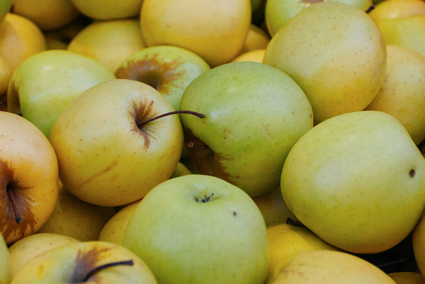 manzana amarilla en el estante del supermercado - Foto, Imagen