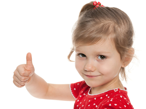 klein meisje in Red Blouse Rode blouse houdt haar duim omhoog - Foto, afbeelding
