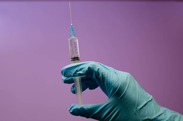 injekční stříkačka v ruce, vakcína, kovid, vývoj vakcíny, výroba léků, očkování - Fotografie, Obrázek