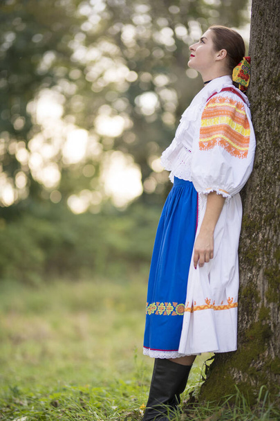 Detail van vrouwenjurk. Ze draagt traditionele Oost-Europese folk kostuums. Slowaakse folklore. Slowaakse volksdanser. Mooie vrouw.. - Foto, afbeelding