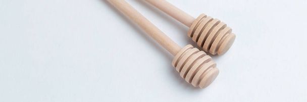 Дерев'яні палички для меду на білому тлі
 - Фото, зображення